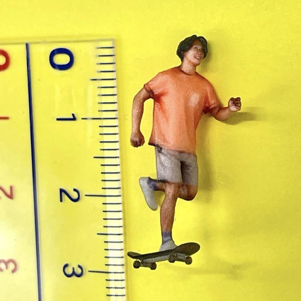 1/64 NU-2311 スケボー男 フィギュア 完成品 ミニカーに 住宅模型に ジオラマに 3D リアルフィギュア