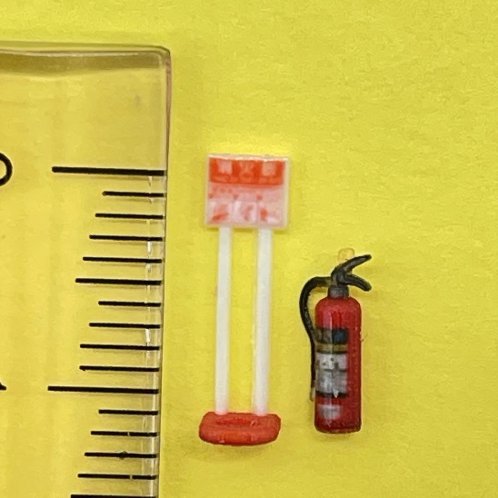 1/64 ミニチュア 消火器とスタンド ミニカーに ジオラマに フィギュアに ミニチュアイメージ 3D