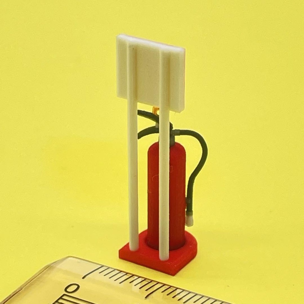 1/24 消火器とスタンド ミニチュア ジオラマに ミニカーに ミニチュアイメージ フィギュアに