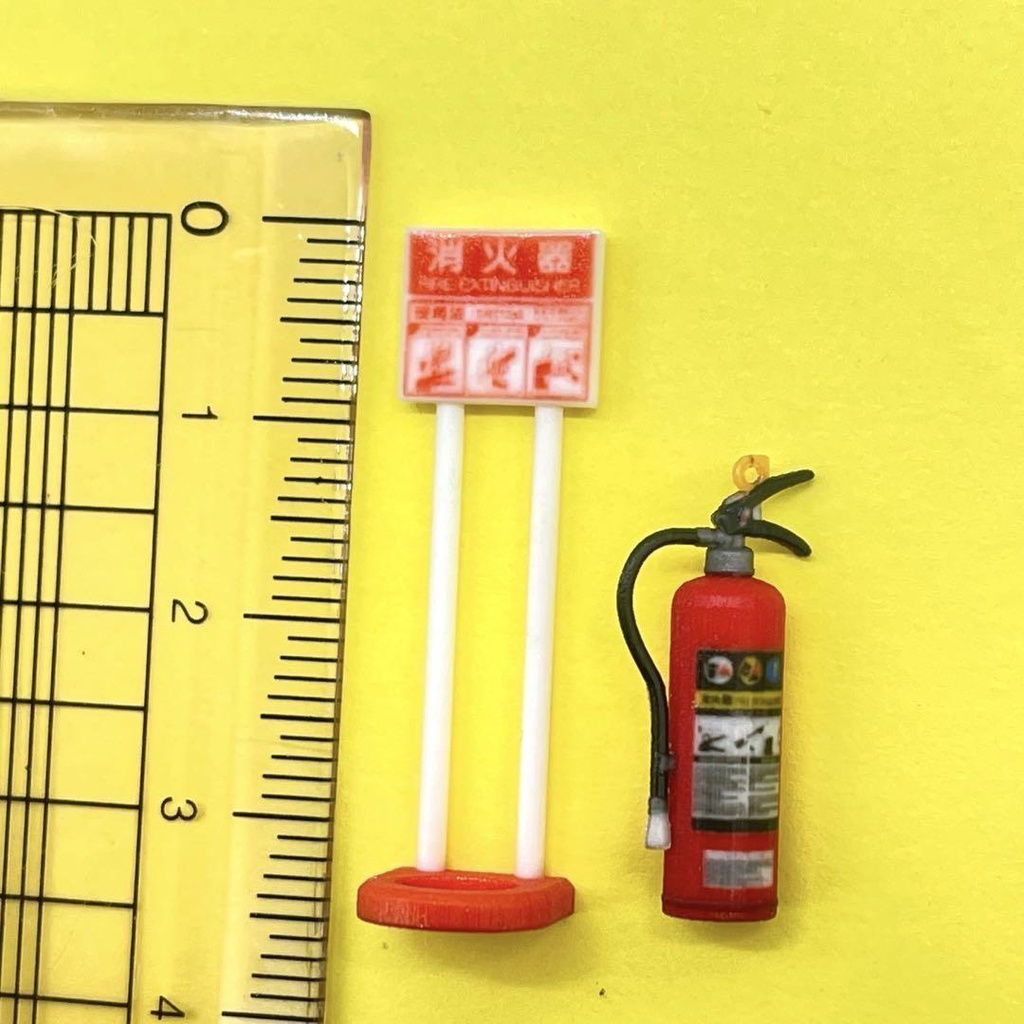 1/24 消火器とスタンド ミニチュア ジオラマに ミニカーに ミニチュアイメージ フィギュアに
