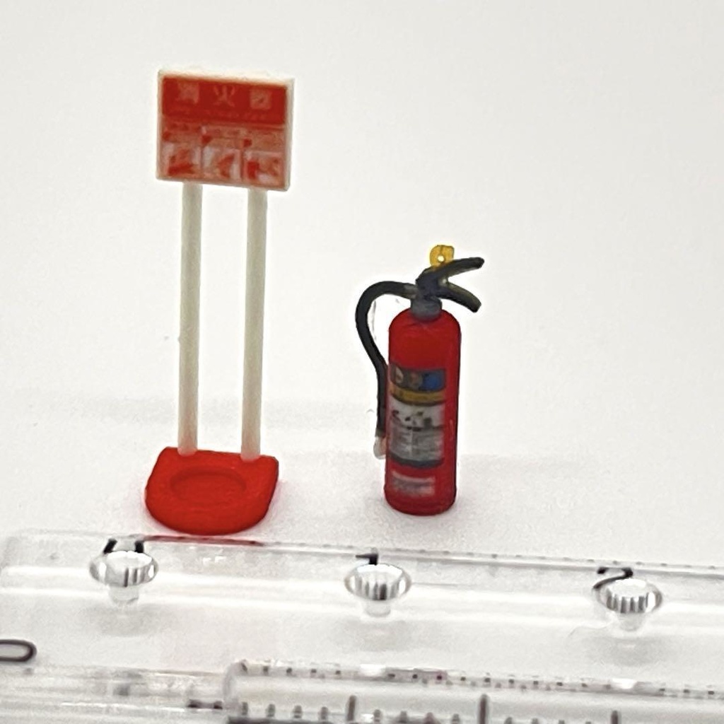 1/43 消火器とスタンド ミニチュア ジオラマに 3D ミニチュアイメージ ミニカーに 住宅模型に