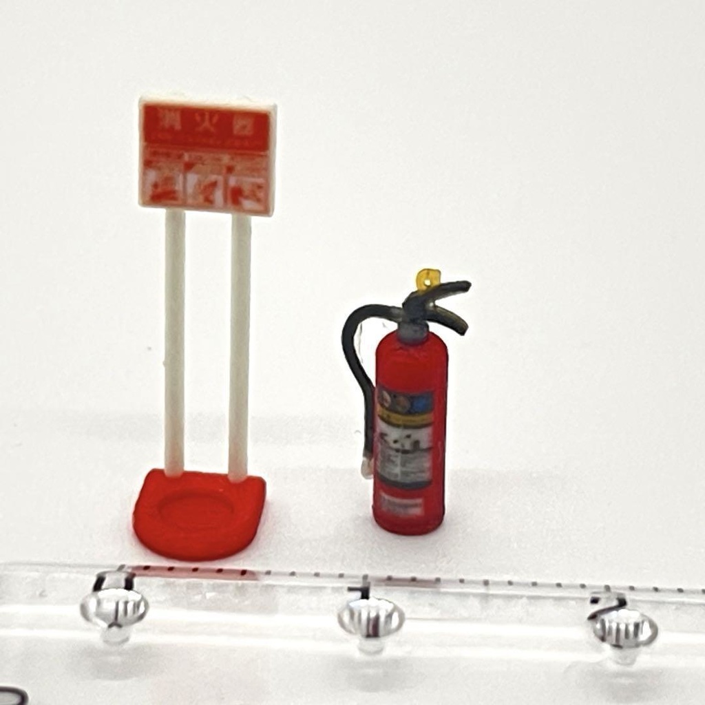 1/43 消火器とスタンド ミニチュア ジオラマに 3D ミニチュアイメージ ミニカーに 住宅模型に