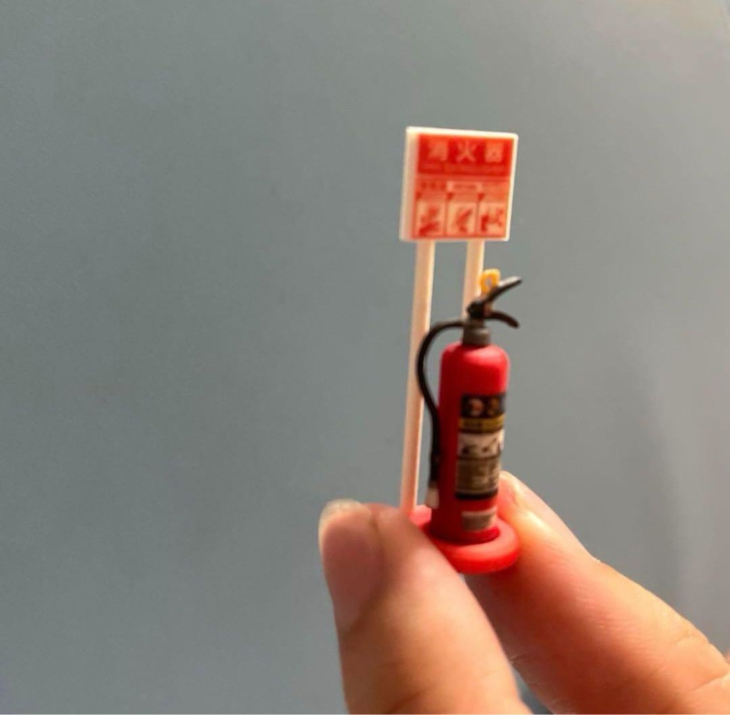 1/18 消火器とスタンド ミニチュア ドールハウスに フィギュアに 3D ジオラマに ミニカーに ミニチュアイメージ 3Dプリンター