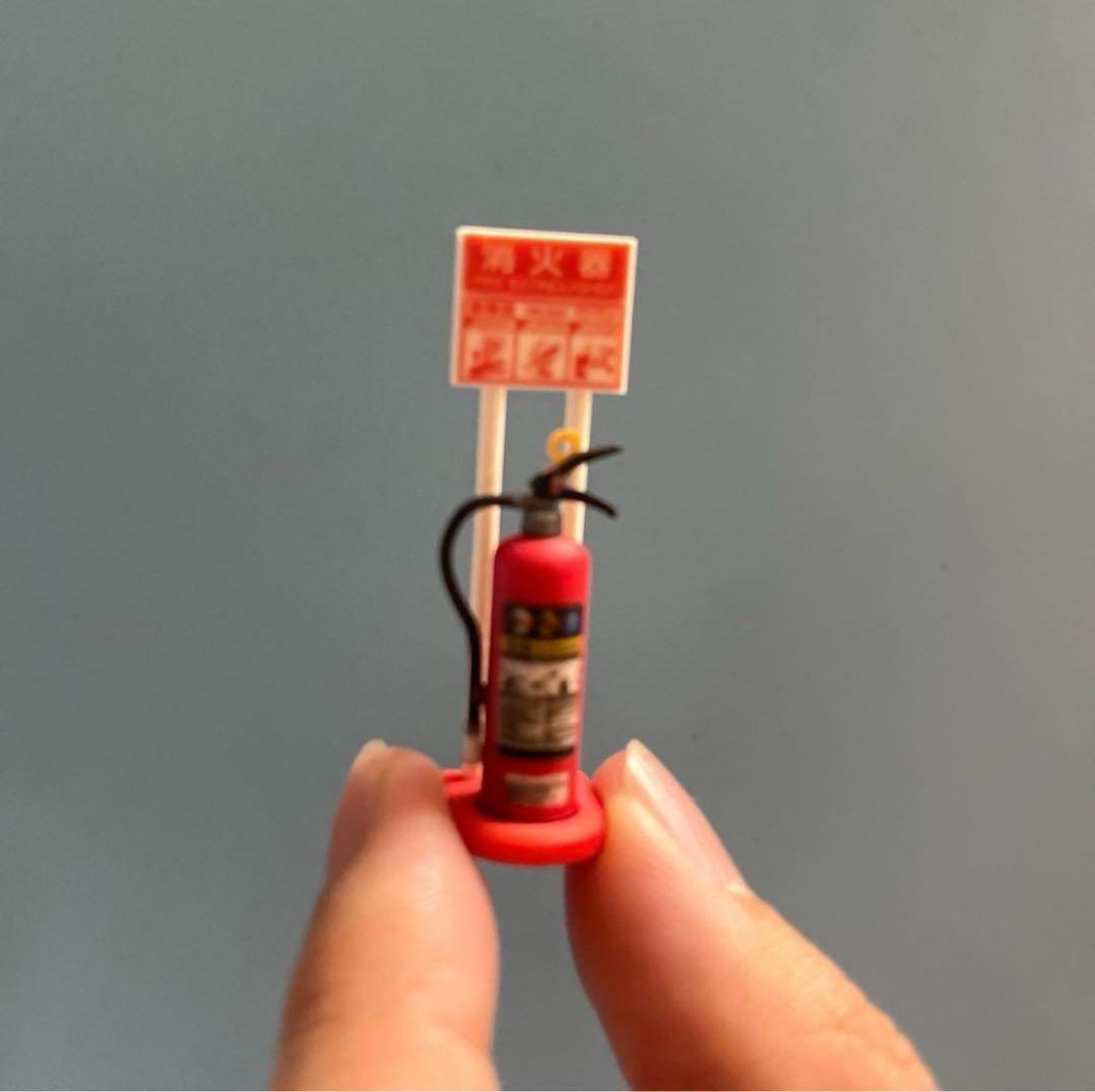1/18 消火器とスタンド ミニチュア ドールハウスに フィギュアに 3D ジオラマに ミニカーに ミニチュアイメージ 3Dプリンター