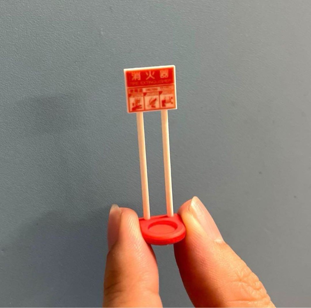 1/18 消火器とスタンド ミニチュア ドールハウスに フィギュアに 3D ジオラマに ミニカーに ミニチュアイメージ 3Dプリンター