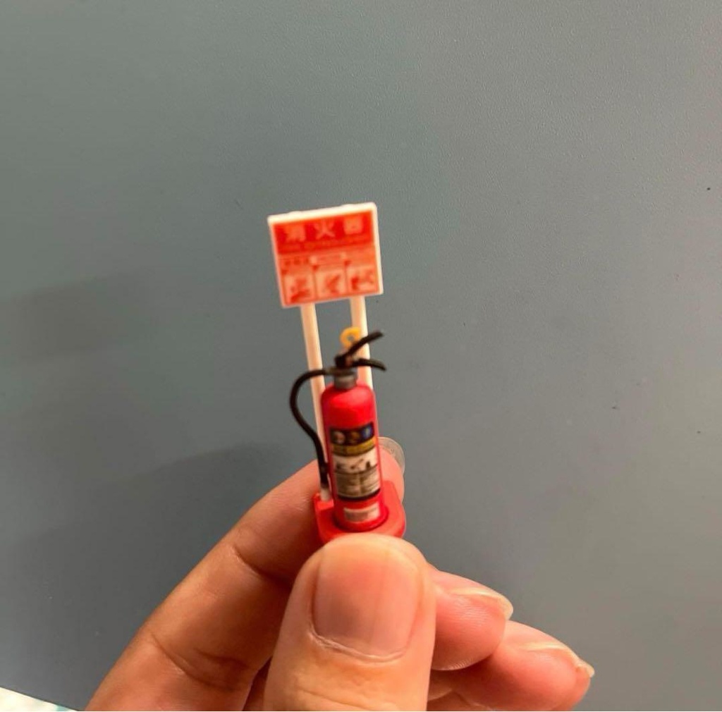 1/18 消火器とスタンド ミニチュア ドールハウスに フィギュアに 3D ジオラマに ミニカーに ミニチュアイメージ 3Dプリンター