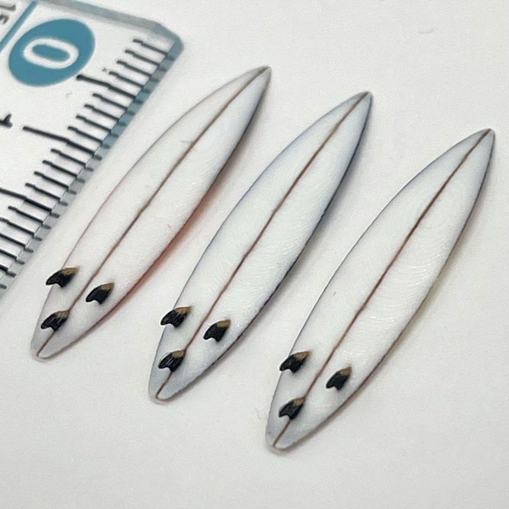 HOゲージ 1/80 サーフボード三個 ミニチュア フィギュアに 鉄道模型 ジオラマ レイアウト 住宅模型 ミニチュアイメージ 3D