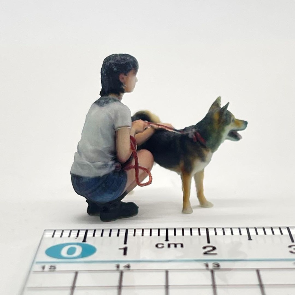 1/43 犬と女の子 フィギュア ミニチュア ジオラマに 1/64より大 ミニチュアイメージ リアルフィギュア 3Dフィギュア