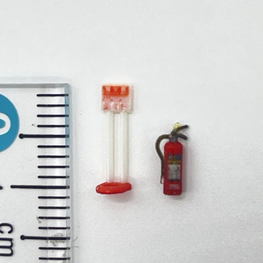 HOゲージ 1/80 ミニチュア 消火器+スタンド 完成品 ジオラマ 鉄道模型 3D ミニチュアイメージ