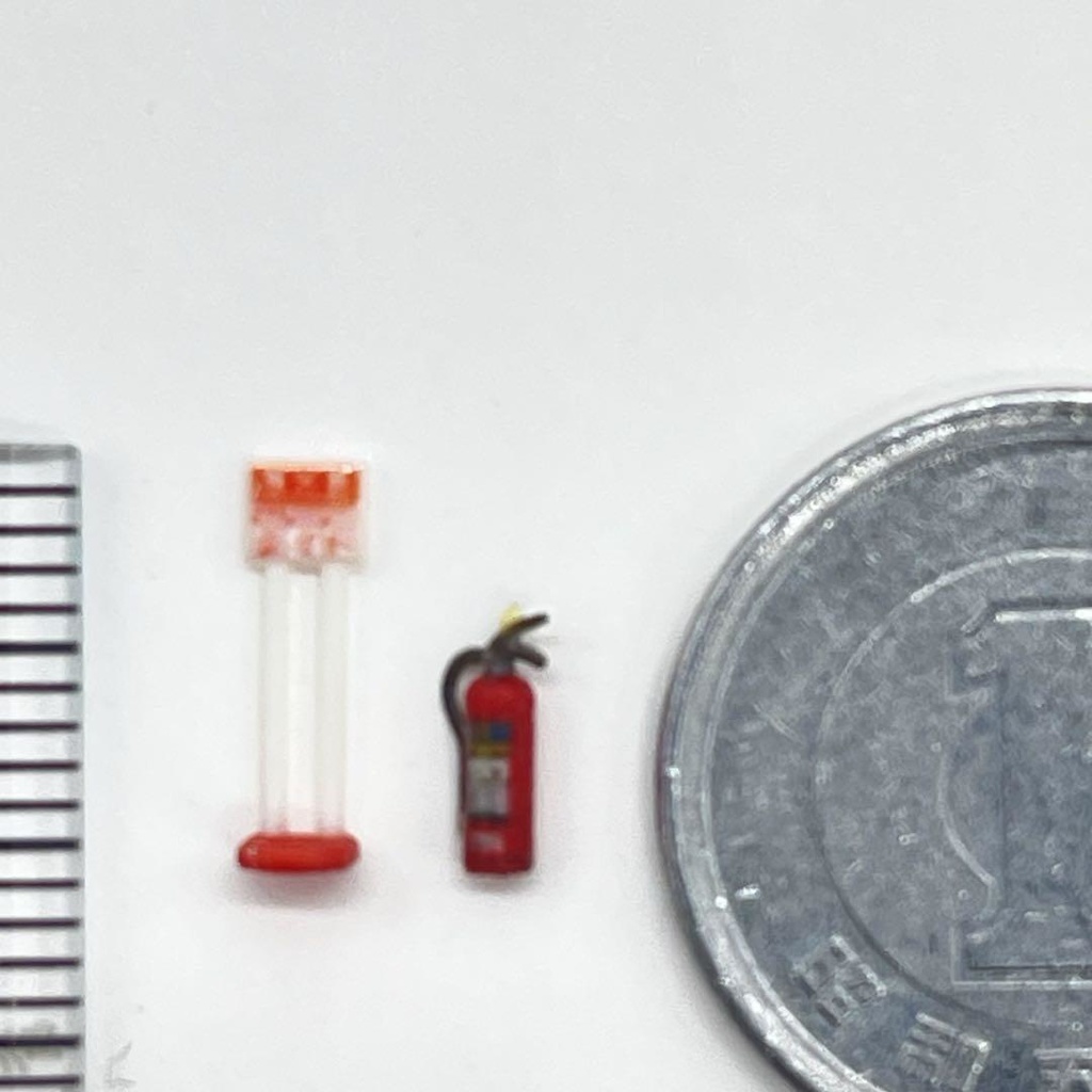 HOゲージ 1/80 ミニチュア 消火器+スタンド 完成品 ジオラマ 鉄道模型 3D ミニチュアイメージ