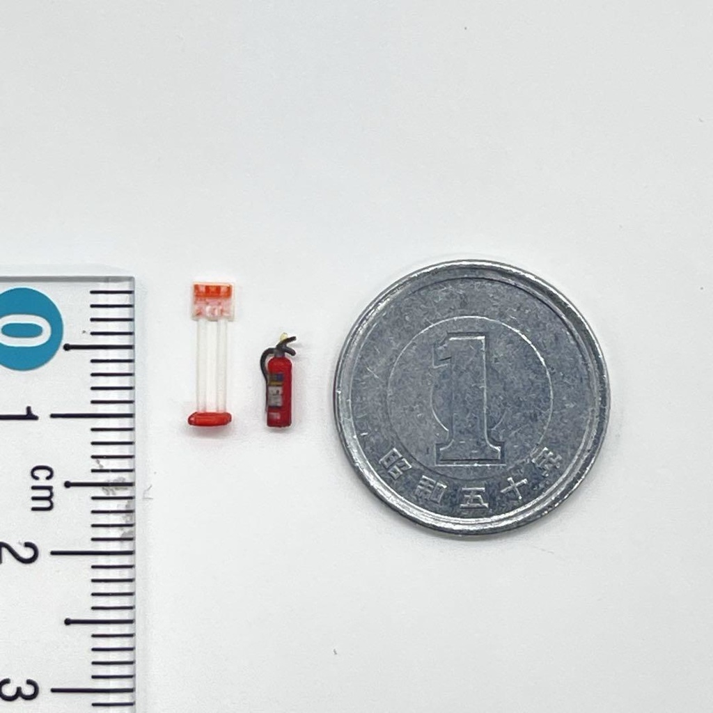 HOゲージ 1/80 ミニチュア 消火器+スタンド 完成品 ジオラマ 鉄道模型 3D ミニチュアイメージ