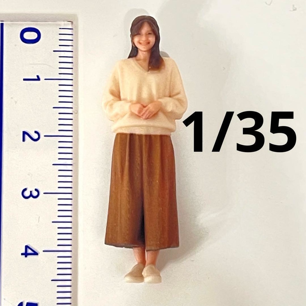 1/35 フィギュア　ミニチュアイメージお姉さん　リアルフィギュア　完成品　ミニカーに　ジオラマに　３Dフィギュア