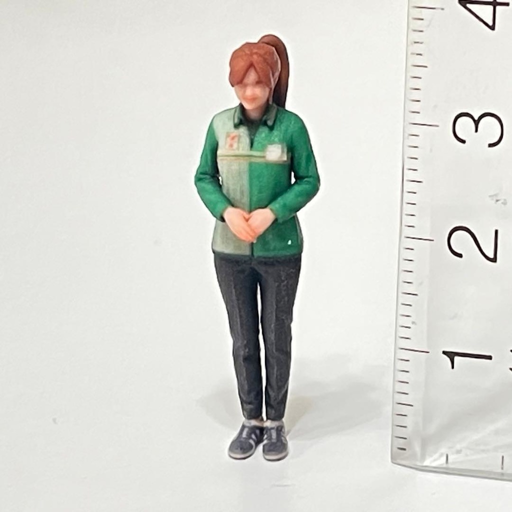 1/43 フィギュア リアルフィギュア コンビニ店員 セブンイレブン風 完成品 ミニチュア ミニカーに ジオラマに ミニチュアイメージ 3Dフィギュア