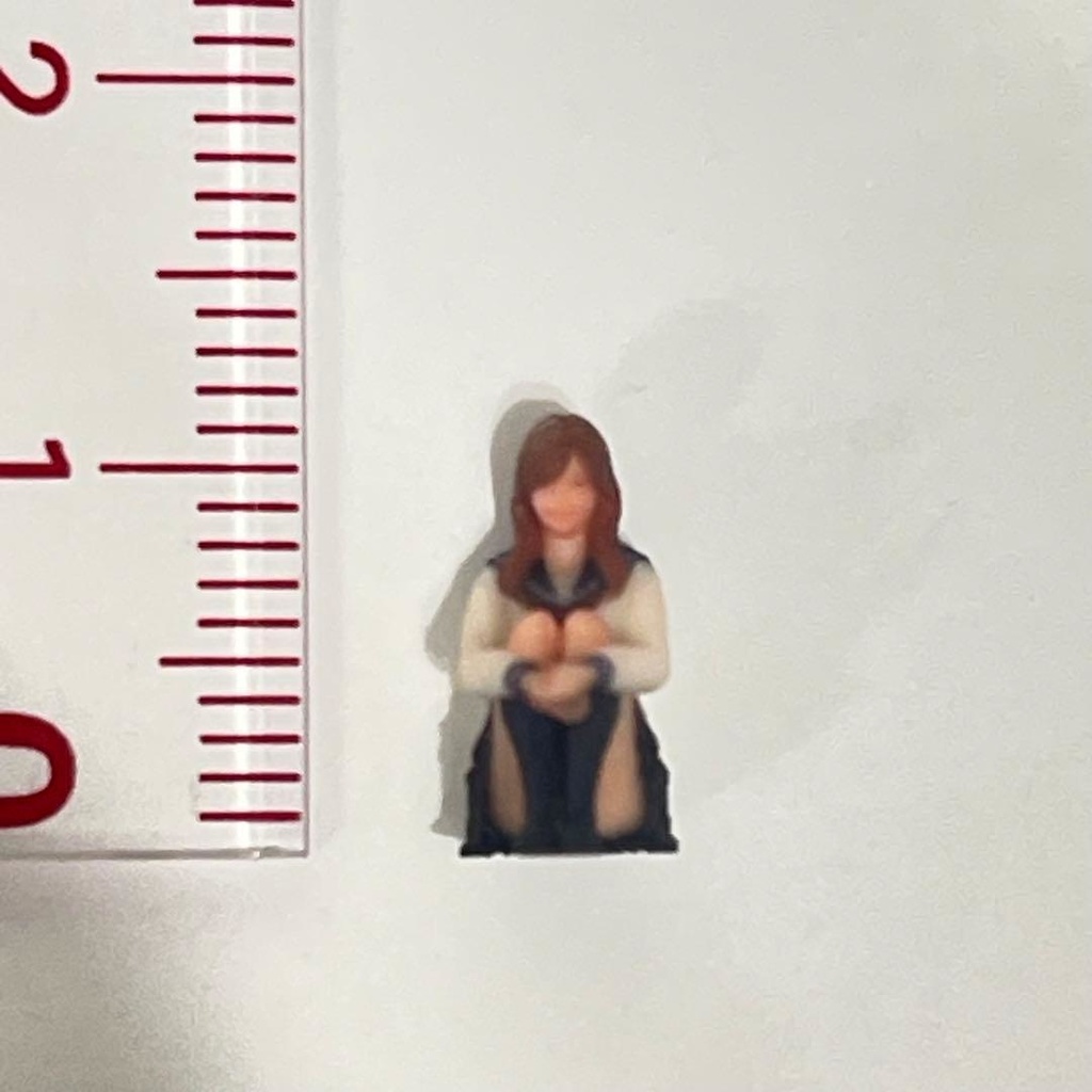 1/64 フィギュア セーラー服 体育座り リアルフィギュア ミニチュアイメージ ミニカーに 完成品