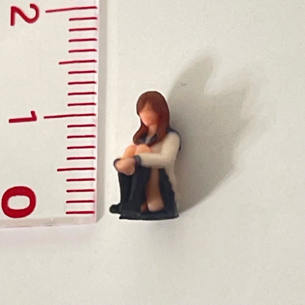 1/64 フィギュア セーラー服 体育座り リアルフィギュア ミニチュアイメージ ミニカーに 完成品