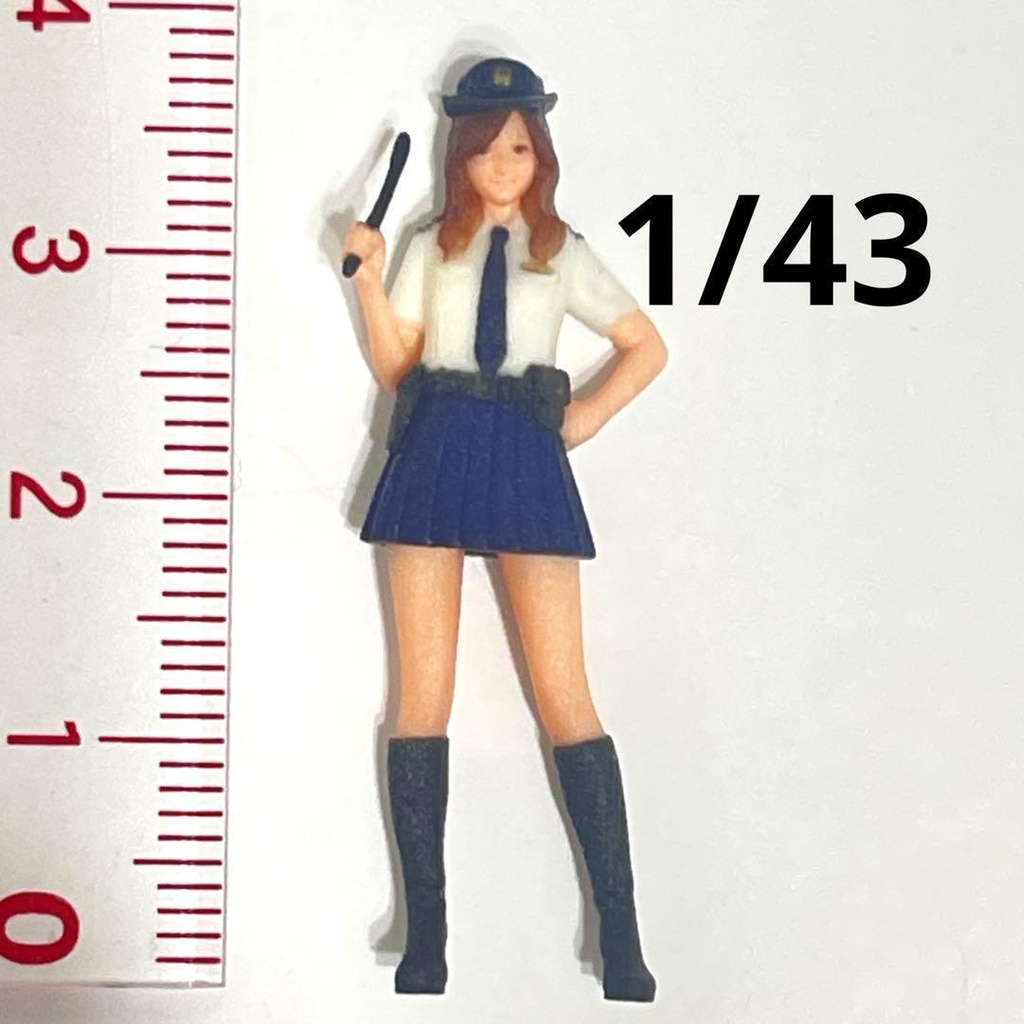 1/43　フィギュア　警官　半袖　リアルフィギュア　ミニチュアイメージ　ミニカーに　完成品