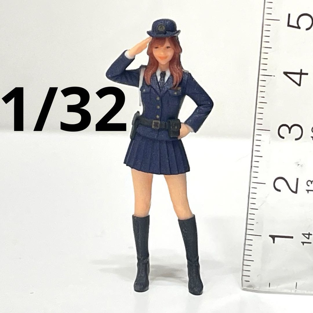 1/32　フィギュア　警官　敬礼　婦警　リアルフィギュア　ミニチュアイメージ　完成品