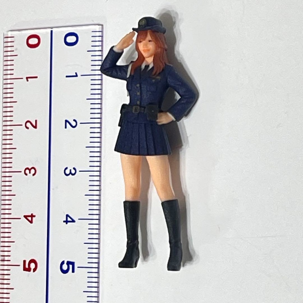 1/32 フィギュア 警官 敬礼 婦警 リアルフィギュア ミニチュアイメージ 完成品