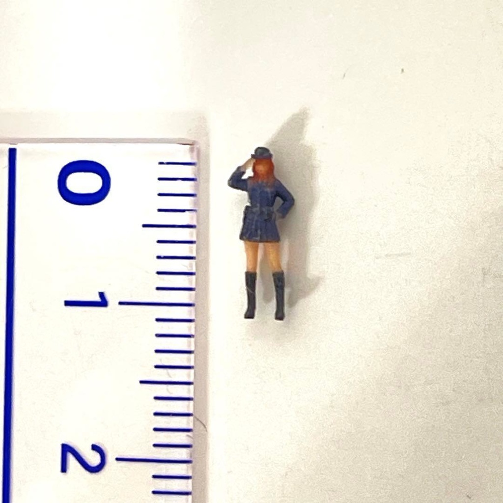 1/150 Nゲージ フィギュア 警官 婦警 敬礼 リアルフィギュア ミニチュアイメージ 完成品