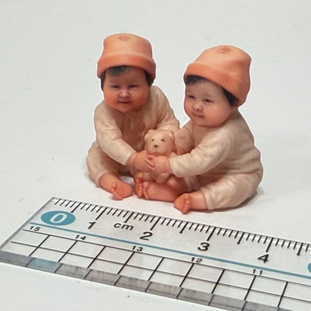ミニチュア 双子 赤ちゃん フィギュア 完成品 リアルフィギュア ミニチュアイメージ 塗装済み完成品 ドールハウスに ジオラマに ミニカーに