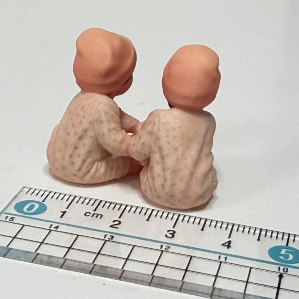ミニチュア 双子 赤ちゃん フィギュア 完成品 リアルフィギュア ミニチュアイメージ 塗装済み完成品 ドールハウスに ジオラマに ミニカーに