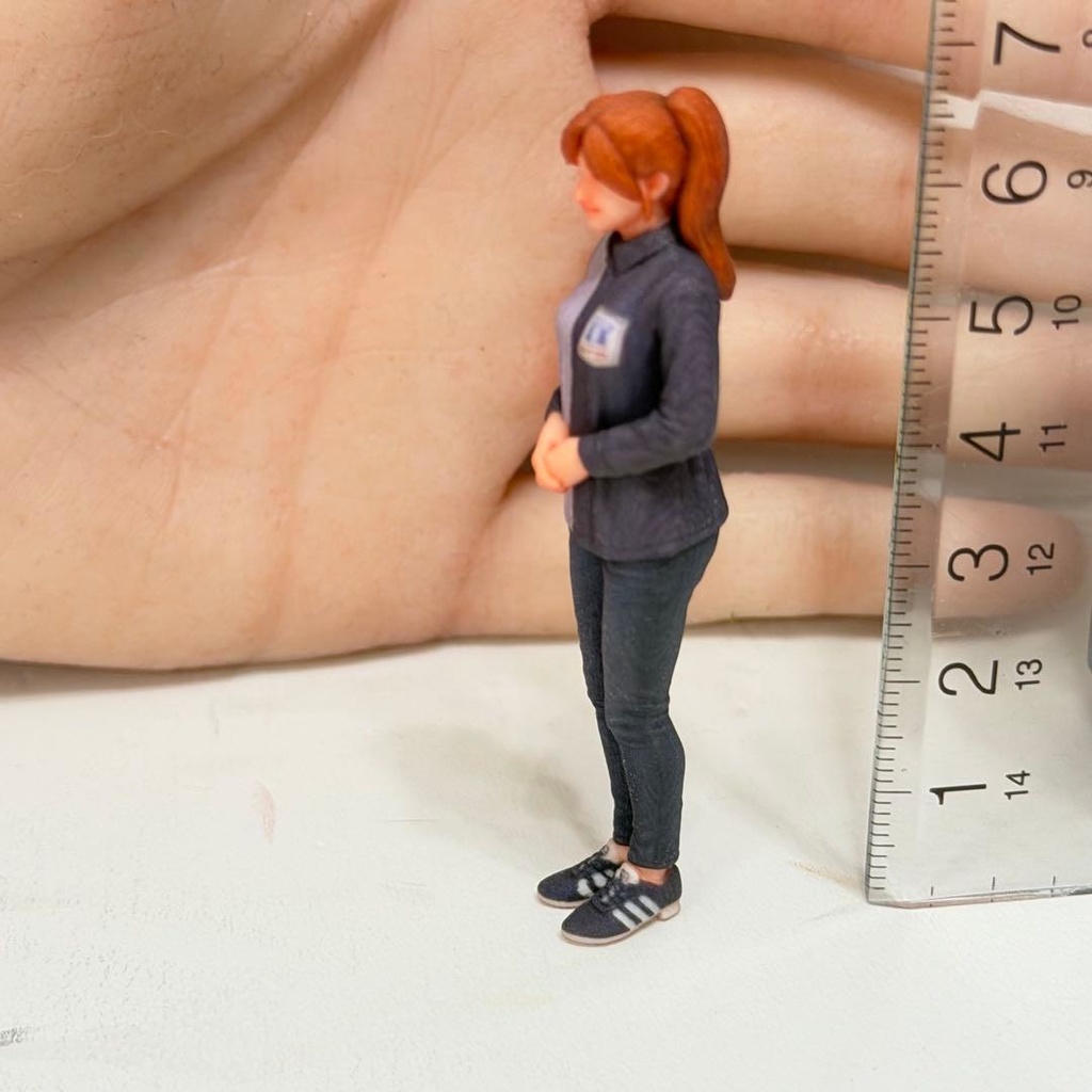 1/24 コンビニ店員L ローソン風 リアルフィギュア ドールハウスに 完成品 ミニカーに ジオラマに ミニチュアイメージ 塗装済み完成品 3Dフィギュア