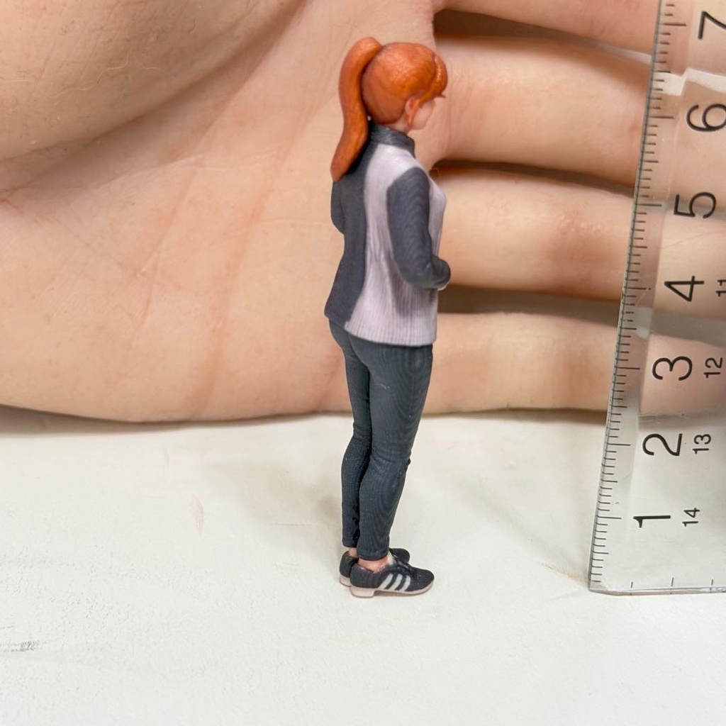 1/24 コンビニ店員L ローソン風 リアルフィギュア ドールハウスに 完成品 ミニカーに ジオラマに ミニチュアイメージ 塗装済み完成品 3Dフィギュア