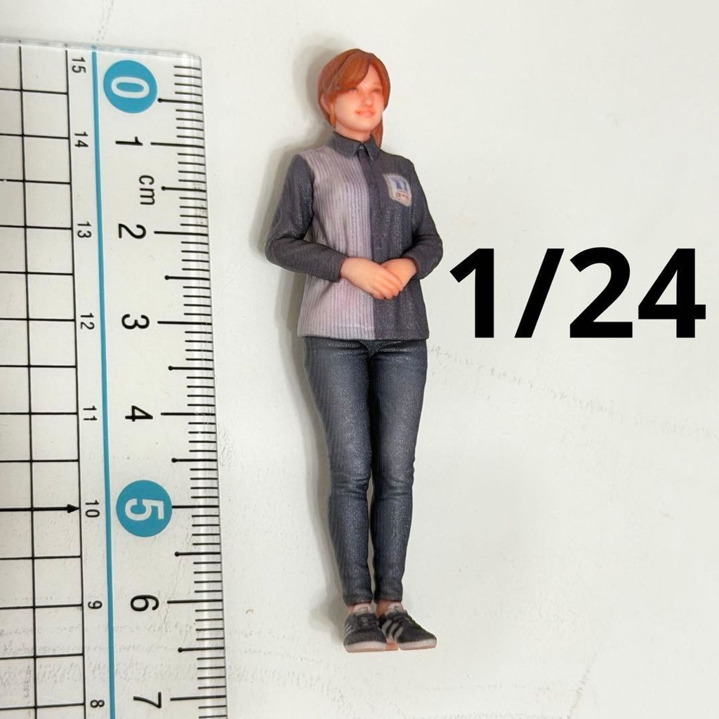 1/24 コンビニ店員L　ローソン風　リアルフィギュア　ドールハウスに　完成品　ミニカーに　ジオラマに　ミニチュアイメージ　塗装済み完成品　３Dフィギュア