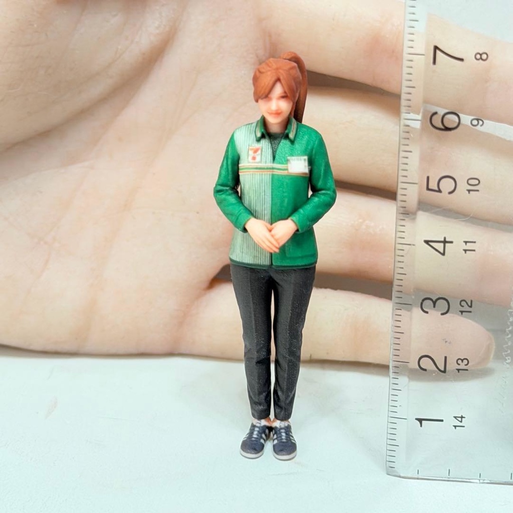 1/24 フィギュア リアルフィギュア コンビニ店員S セブンイレブン風 ミニカー ジオラマ ドールハウスに レゴに ミニチュアイメージ 塗装済み完成品