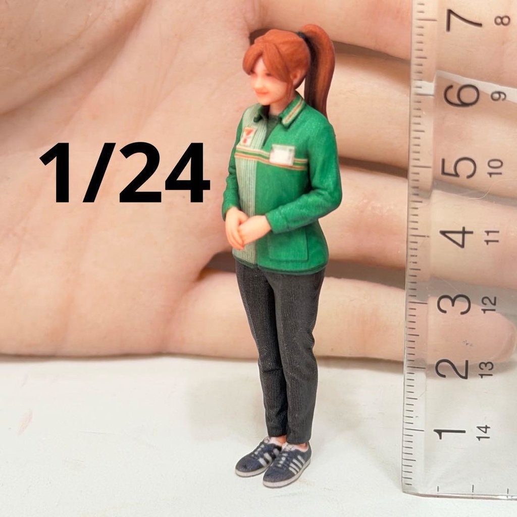 1/24 フィギュア　リアルフィギュア　コンビニ店員S　セブンイレブン風　ミニカー　ジオラマ　ドールハウスに　レゴに　ミニチュアイメージ　塗装済み完成品