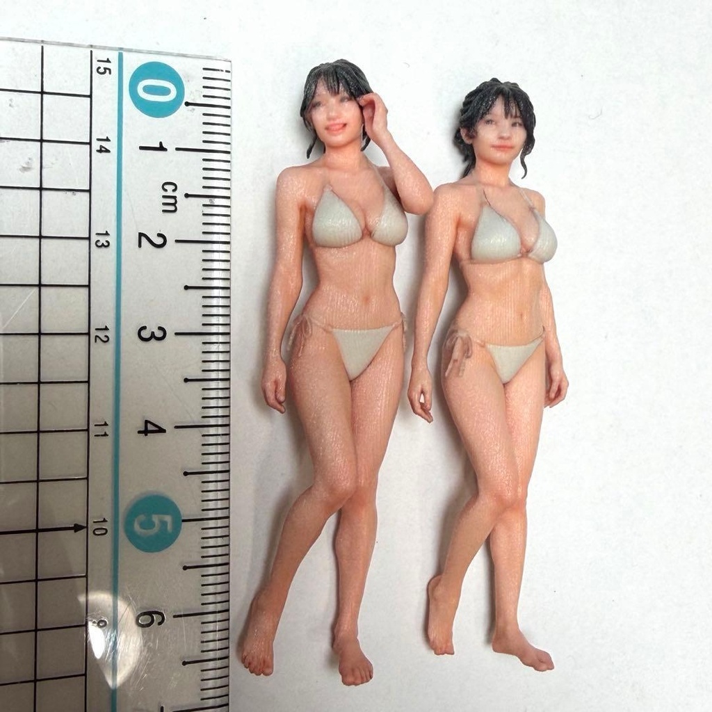 1/24 フィギュア2体 女性 水着 完成品 ミニチュア 1/64より大 3Dフィギュア リアルフィギュア ミニチュアイメージ ミニカーに ドールハウスに グラビア