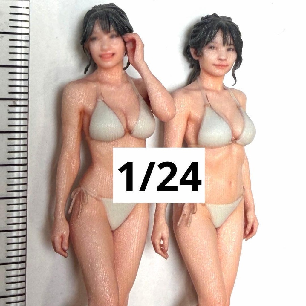 1/24 フィギュア2体　女性　水着　完成品　ミニチュア　1/64より大　3Dフィギュア　リアルフィギュア　ミニチュアイメージ　ミニカーに　ドールハウスに　グラビア