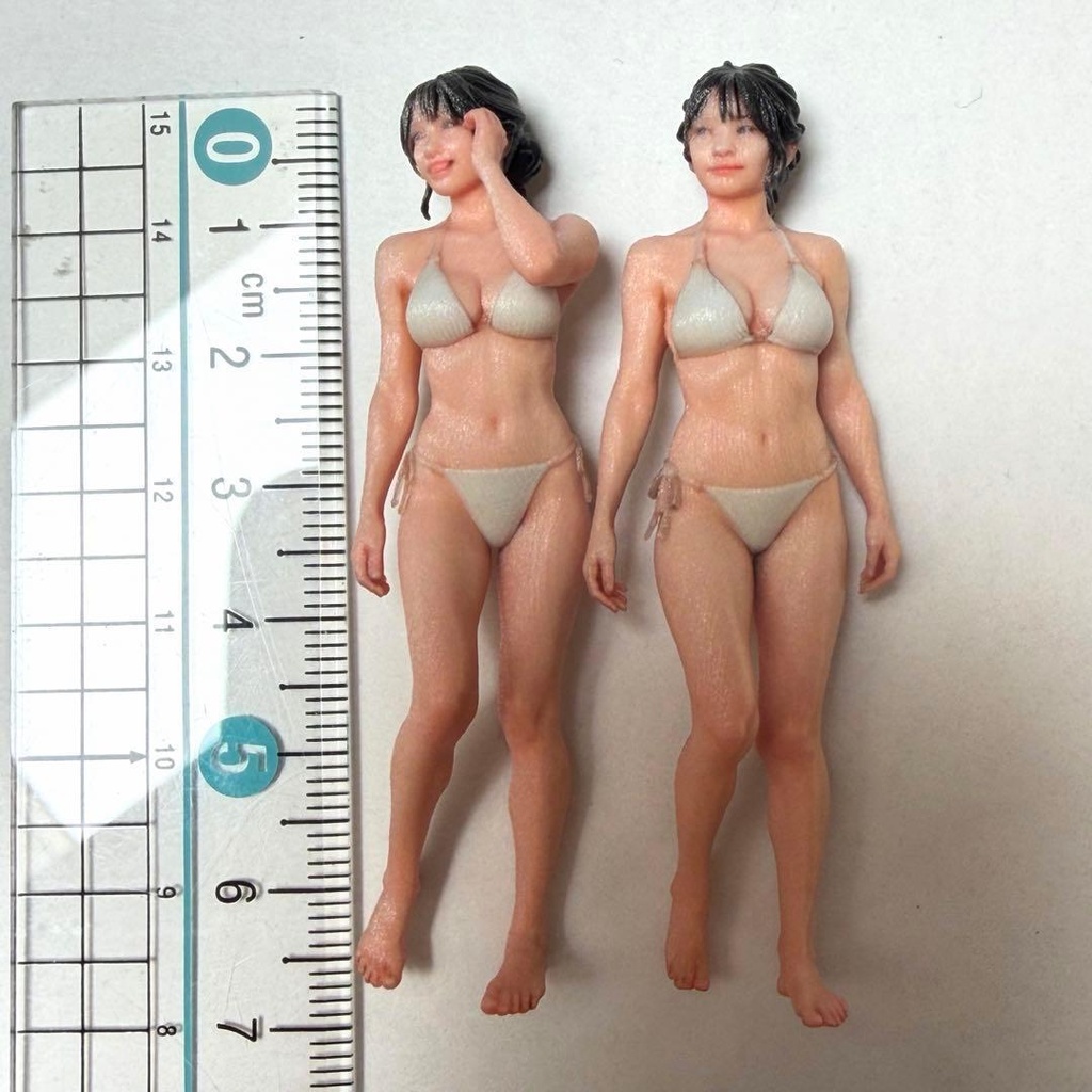 1/24 フィギュア2体 女性 水着 完成品 ミニチュア 1/64より大 3Dフィギュア リアルフィギュア ミニチュアイメージ ミニカーに ドールハウスに グラビア