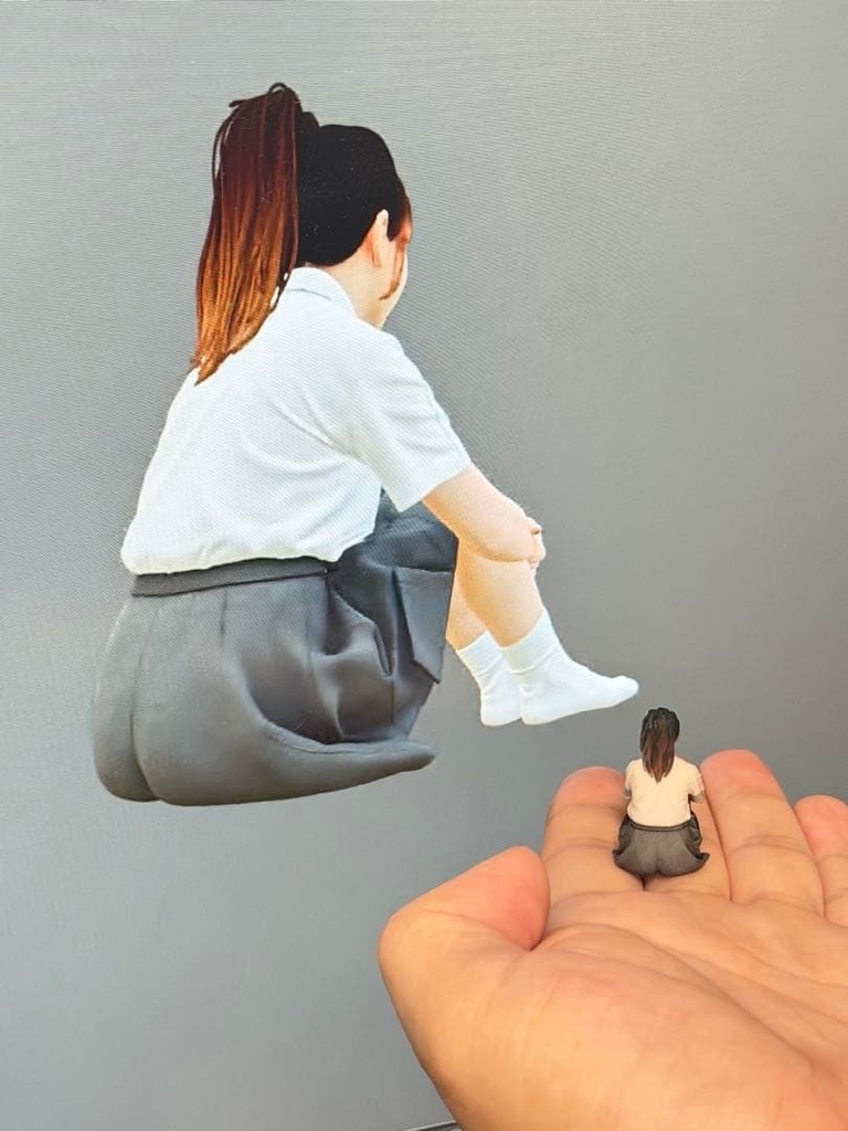1/24 フィギュア 体育座り 制服 リアルフィギュア 女の子 完成品 ミニチュアイメージ 3Dフィギュア 写真一枚からフィギュア ミニカー ジオラマに ミニチュア