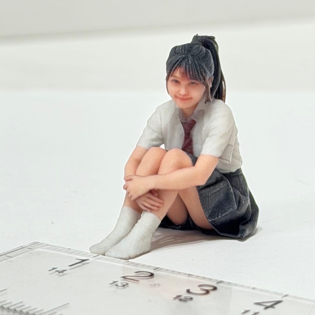 1/24 フィギュア 体育座り 制服 リアルフィギュア 女の子 完成品 ミニチュアイメージ 3Dフィギュア 写真一枚からフィギュア ミニカー ジオラマに ミニチュア