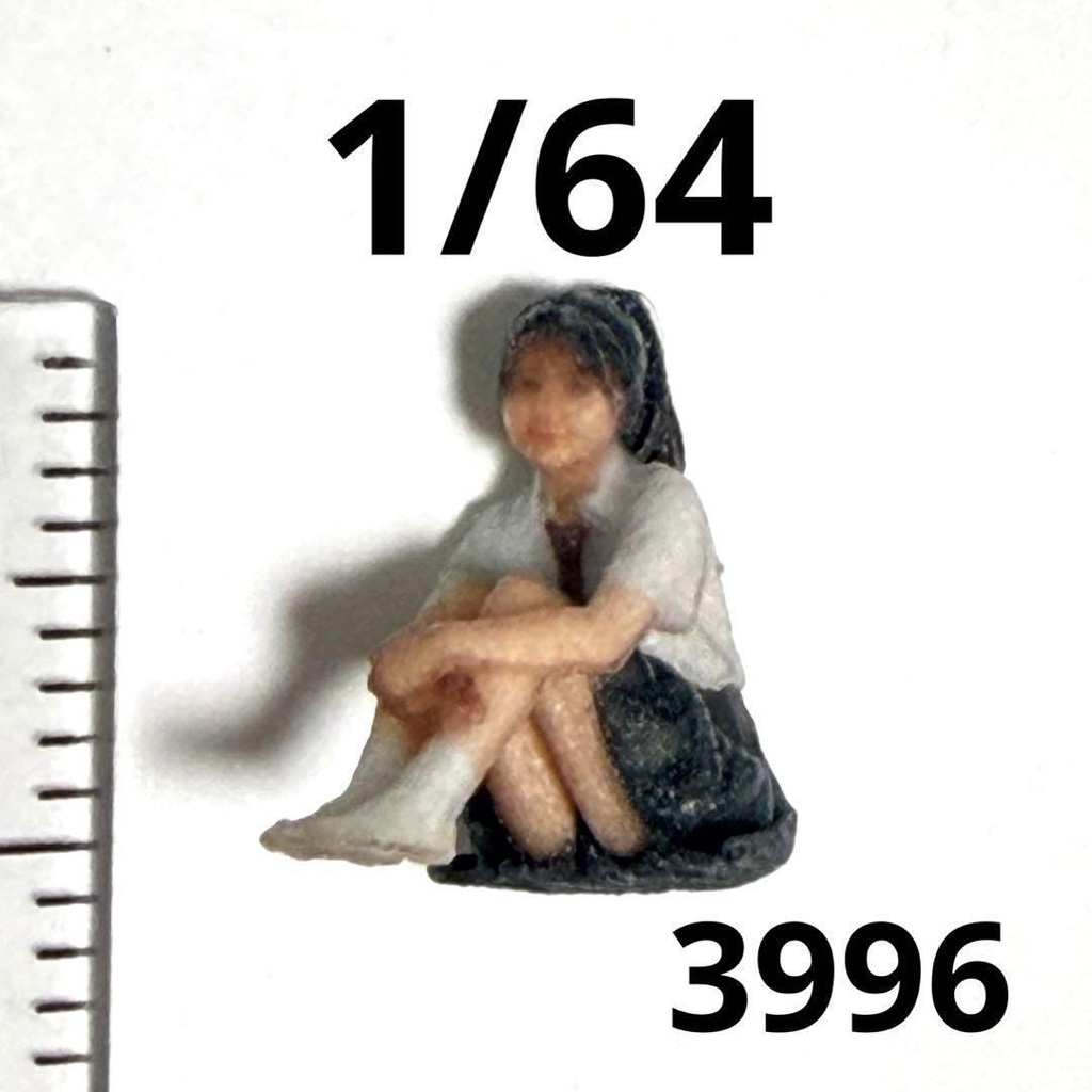 1/64 3996 フィギュア 完成品 リアルフィギュア 女子高生 体育座り ミニカー トミカに ジオラマ 住宅模型 3Dフィギュア ミニチュアイメージ