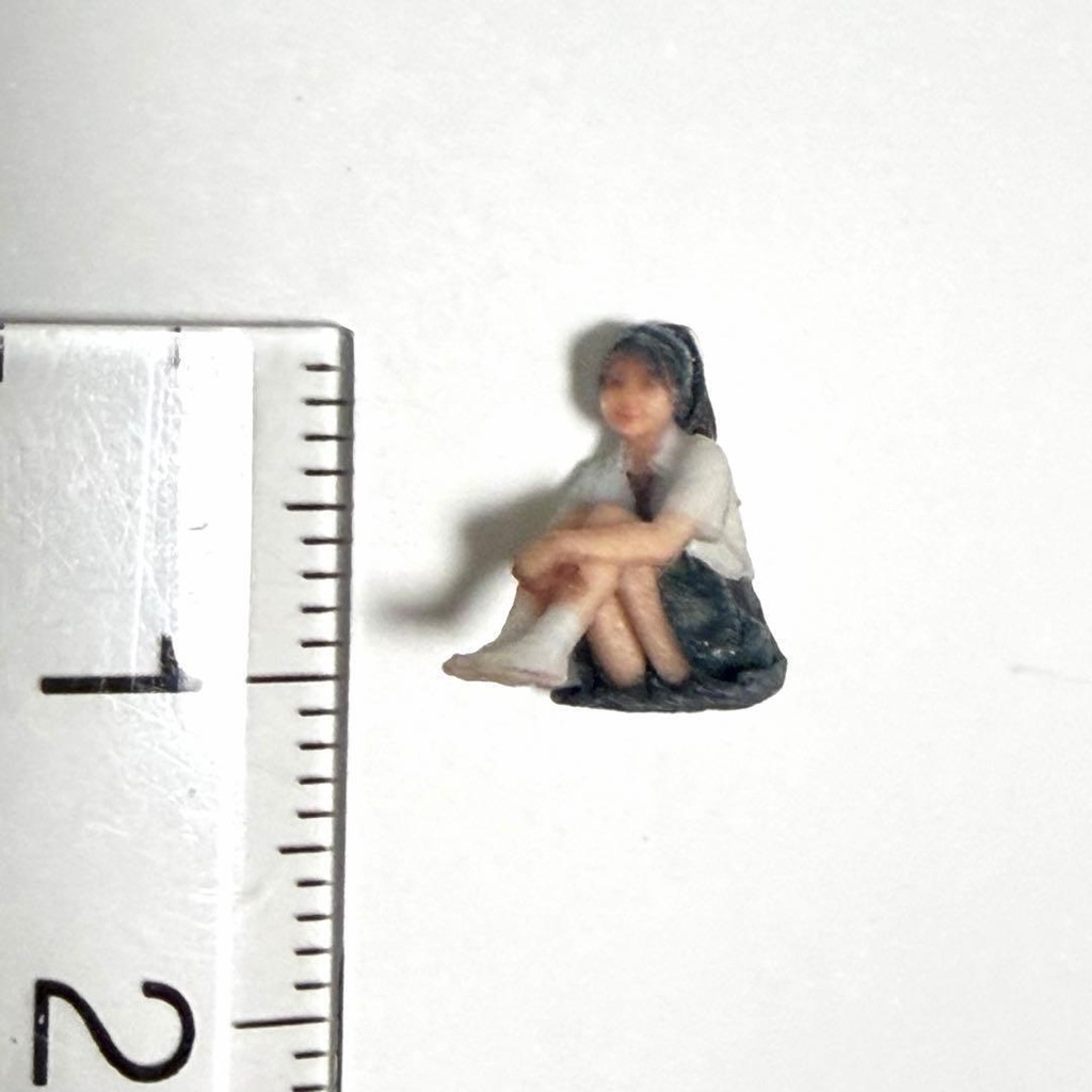 1/64 3996 フィギュア 完成品 リアルフィギュア 女子高生 体育座り ミニカー トミカに ジオラマ 住宅模型 3Dフィギュア ミニチュアイメージ
