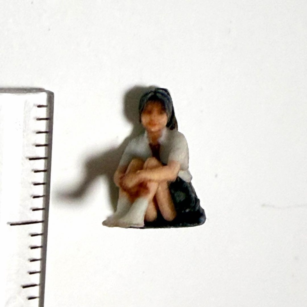 1/64 3996 フィギュア 完成品 リアルフィギュア 女子高生 体育座り ミニカー トミカに ジオラマ 住宅模型 3Dフィギュア ミニチュアイメージ