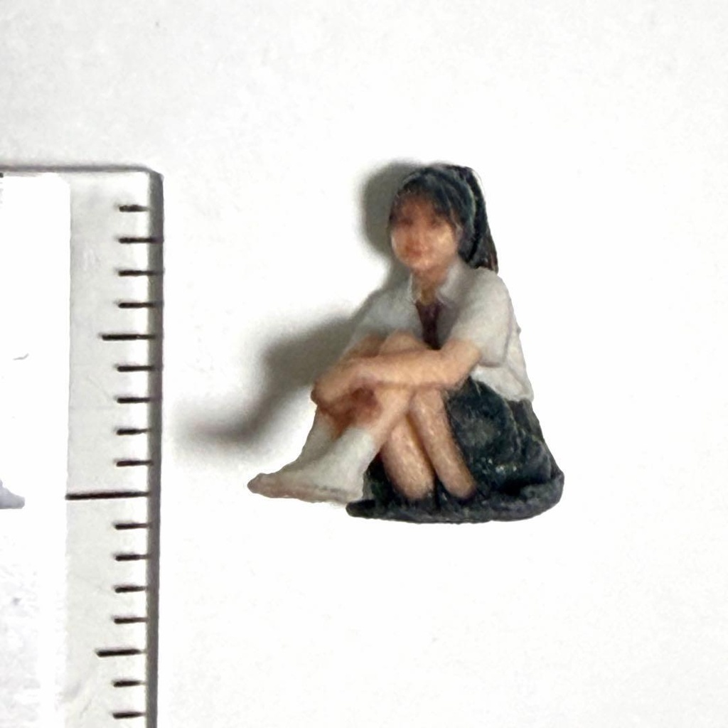 1/64 3996 フィギュア 完成品 リアルフィギュア 女子高生 体育座り ミニカー トミカに ジオラマ 住宅模型 3Dフィギュア ミニチュアイメージ