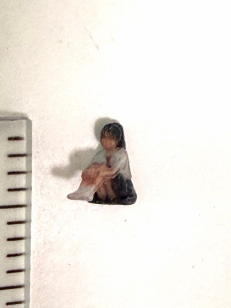 Nゲージ 3996 フィギュア 体育座り 女子高生 ミニチュアイメージ リアルフィギュア 完成品 鉄道模型 ジオラマ レイアウト