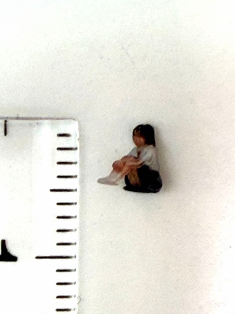 Nゲージ 3996 フィギュア 体育座り 女子高生 ミニチュアイメージ リアルフィギュア 完成品 鉄道模型 ジオラマ レイアウト