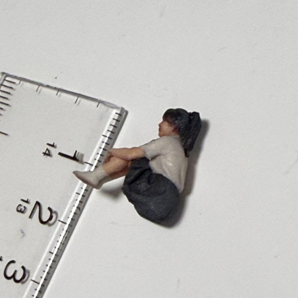 1/43 3996 フィギュア 体育座り 女子高生 リアルフィギュア 完成品 ミニチュア 3Dフィギュア ミニチュアイメージ ミニカー ジオラマに