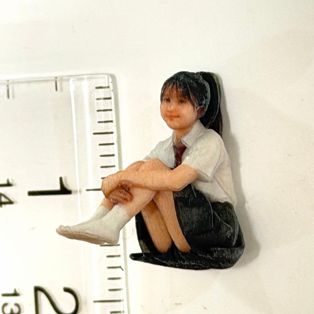 1/43 3996 フィギュア 体育座り 女子高生 リアルフィギュア 完成品 ミニチュア 3Dフィギュア ミニチュアイメージ ミニカー ジオラマに