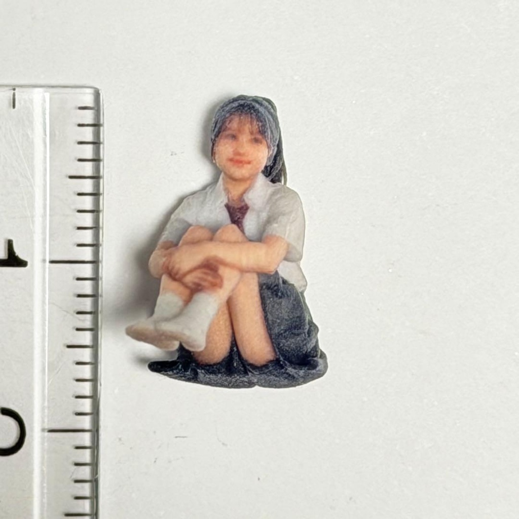 1/43 3996 フィギュア 体育座り 女子高生 リアルフィギュア 完成品 ミニチュア 3Dフィギュア ミニチュアイメージ ミニカー ジオラマに