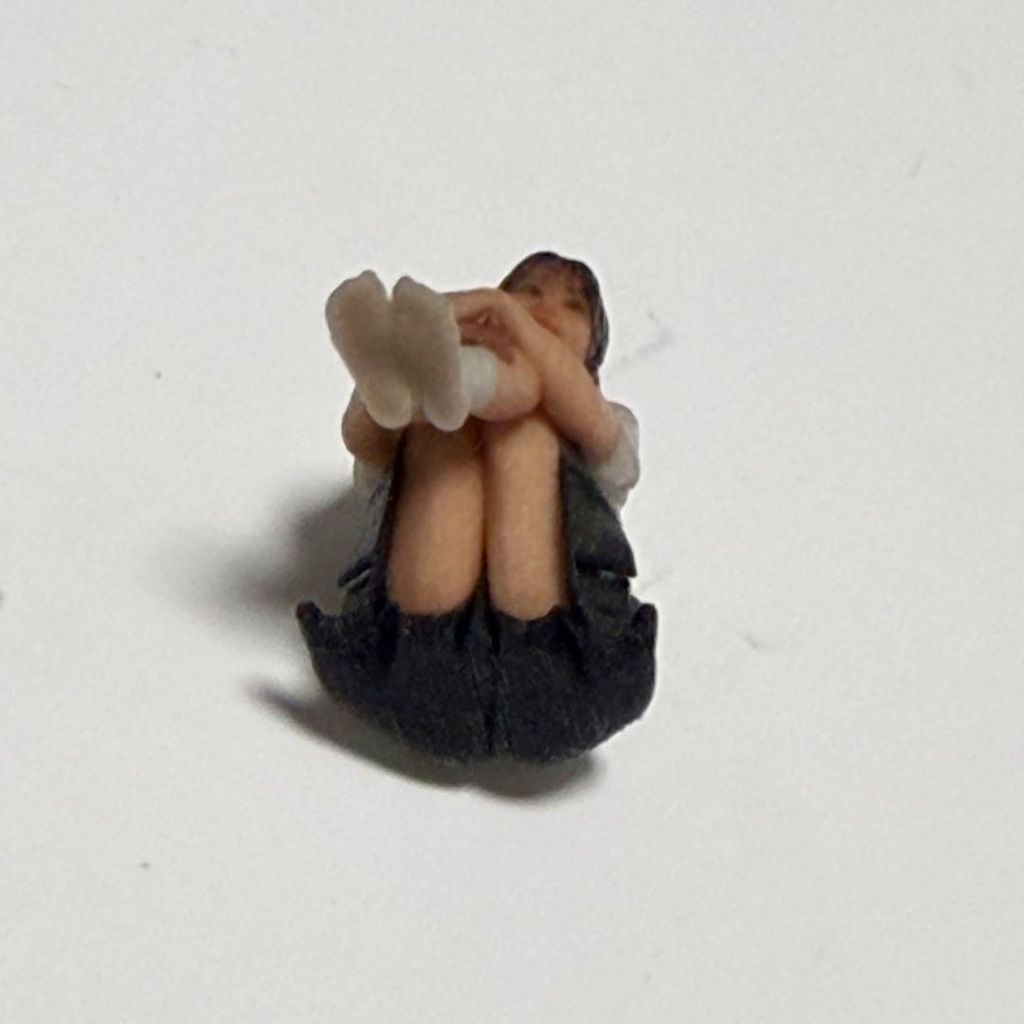 1/43 3996 フィギュア 体育座り 女子高生 リアルフィギュア 完成品 ミニチュア 3Dフィギュア ミニチュアイメージ ミニカー ジオラマに