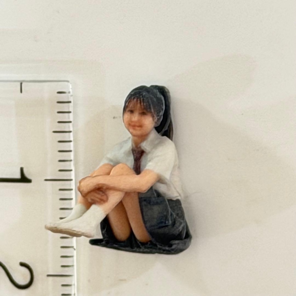 1/43 3996 フィギュア 体育座り 女子高生 リアルフィギュア 完成品 ミニチュア 3Dフィギュア ミニチュアイメージ ミニカー ジオラマに