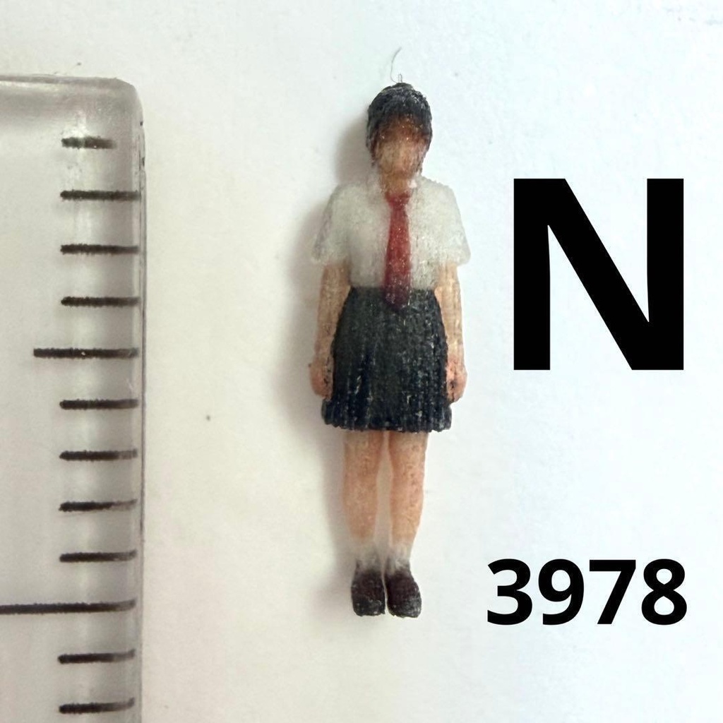 Nゲージ　３９７８　フィギュア　女子高生　直立　ジオラマ　鉄道模型　リアルフィギュア　３Dフィギュア　ミニチュア　ミニチュアイメージ　ジオラマ　レイアウト　完成品