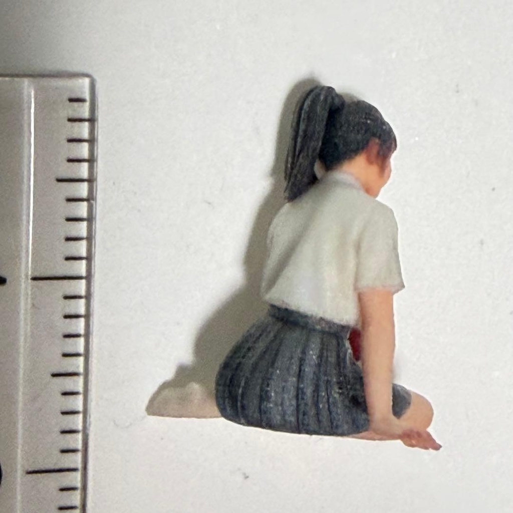 1/43 フィギュア 3997 お姉さん座り リアルフィギュア 完成品 ミニチュア ジオラマ ミニカーに ミニチュアイメージ 3Dフィギュア