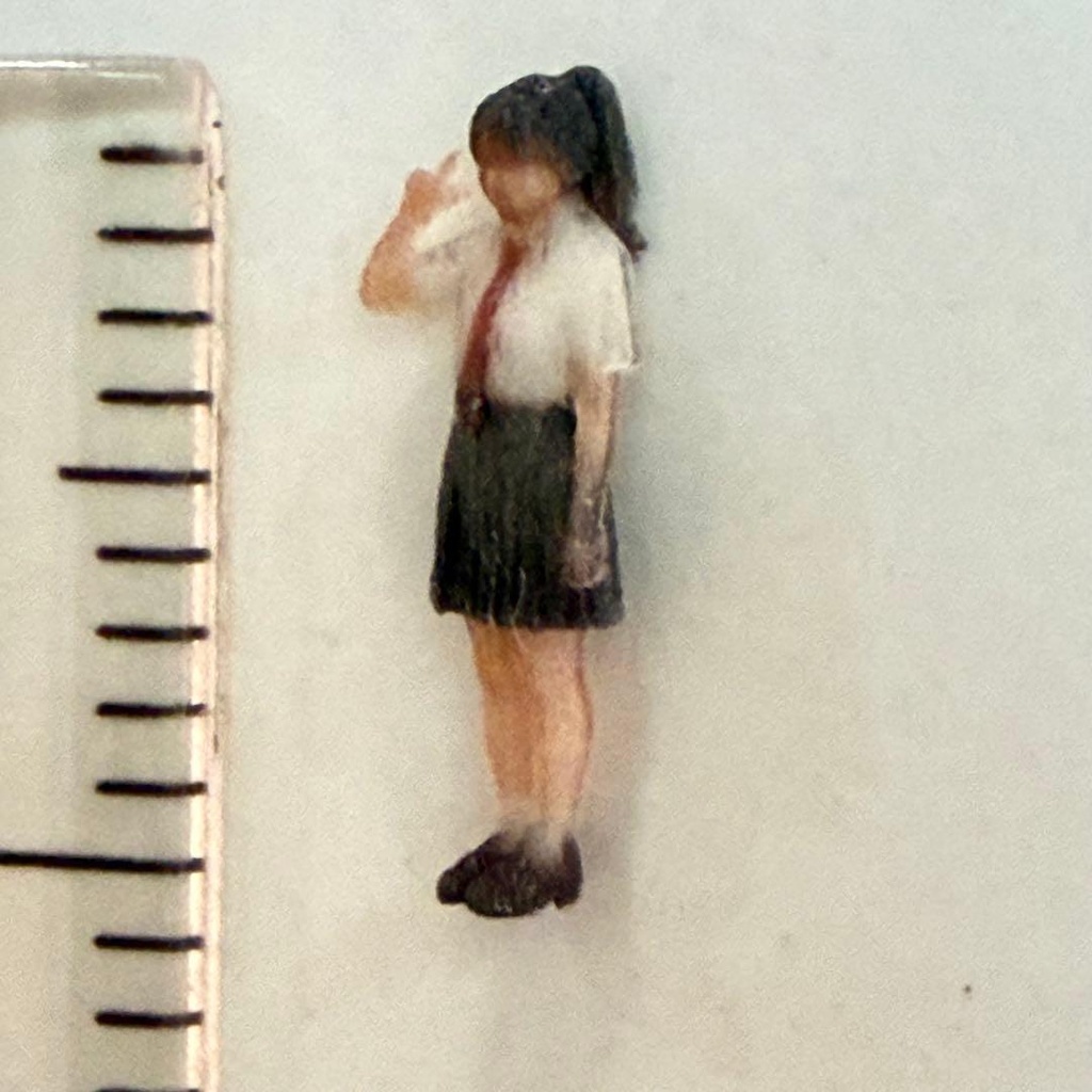 Nゲージ 3994 フィギュア リアルフィギュア 女子高生 ピース 制服 完成品 鉄道模型 ジオラマ ミニチュアイメージ レイアウト