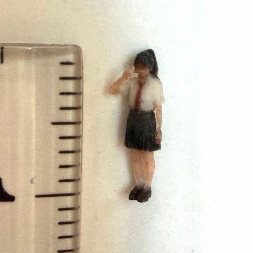 Nゲージ 3994 フィギュア リアルフィギュア 女子高生 ピース 制服 完成品 鉄道模型 ジオラマ ミニチュアイメージ レイアウト